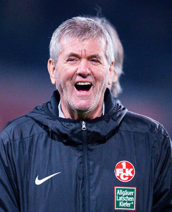 Kaiserslauterns Trainer Friedhelm Funkel steht beim Spiel in hannover lachend auf dem Rasen.