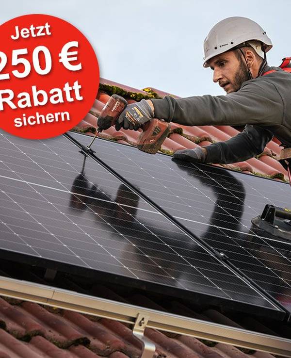 Ein Mann bringt eine Photovoltaik-Anlage auf einem Dach an, dazu im Vordergrund eine Enpal Solaranlage mit Wall Box und Smartphone mit App eingeblendet.