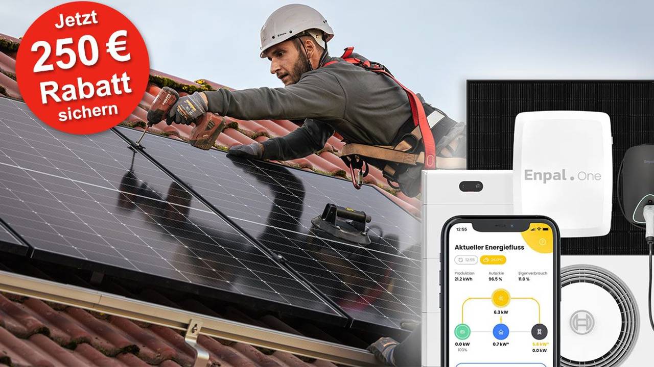 Ein Mann bringt eine Photovoltaik-Anlage auf einem Dach an, dazu im Vordergrund eine Enpal Solaranlage mit Wall Box und Smartphone mit App eingeblendet.