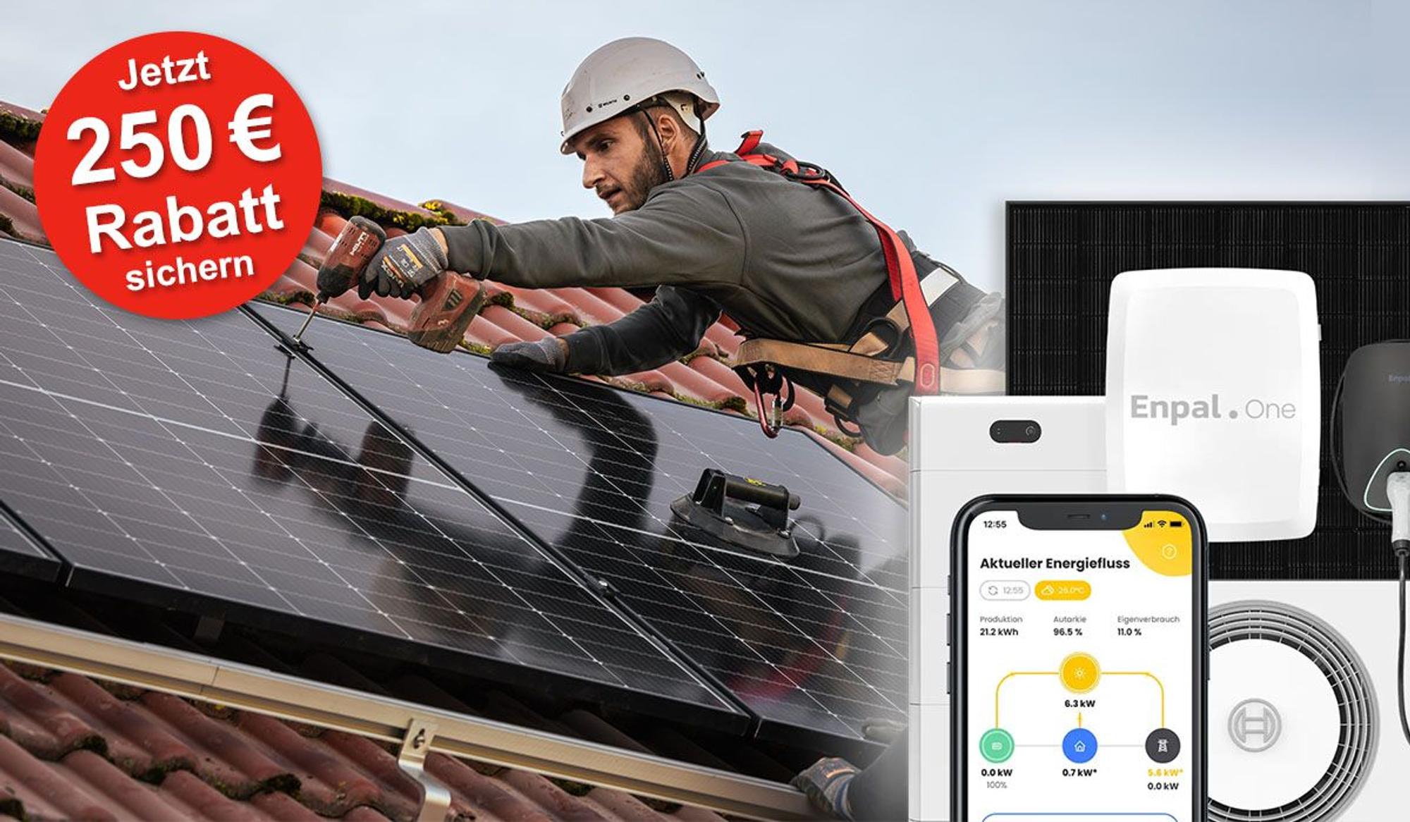 Ein Mann bringt eine Photovoltaik-Anlage auf einem Dach an, dazu im Vordergrund eine Enpal Solaranlage mit Wall Box und Smartphone mit App eingeblendet.