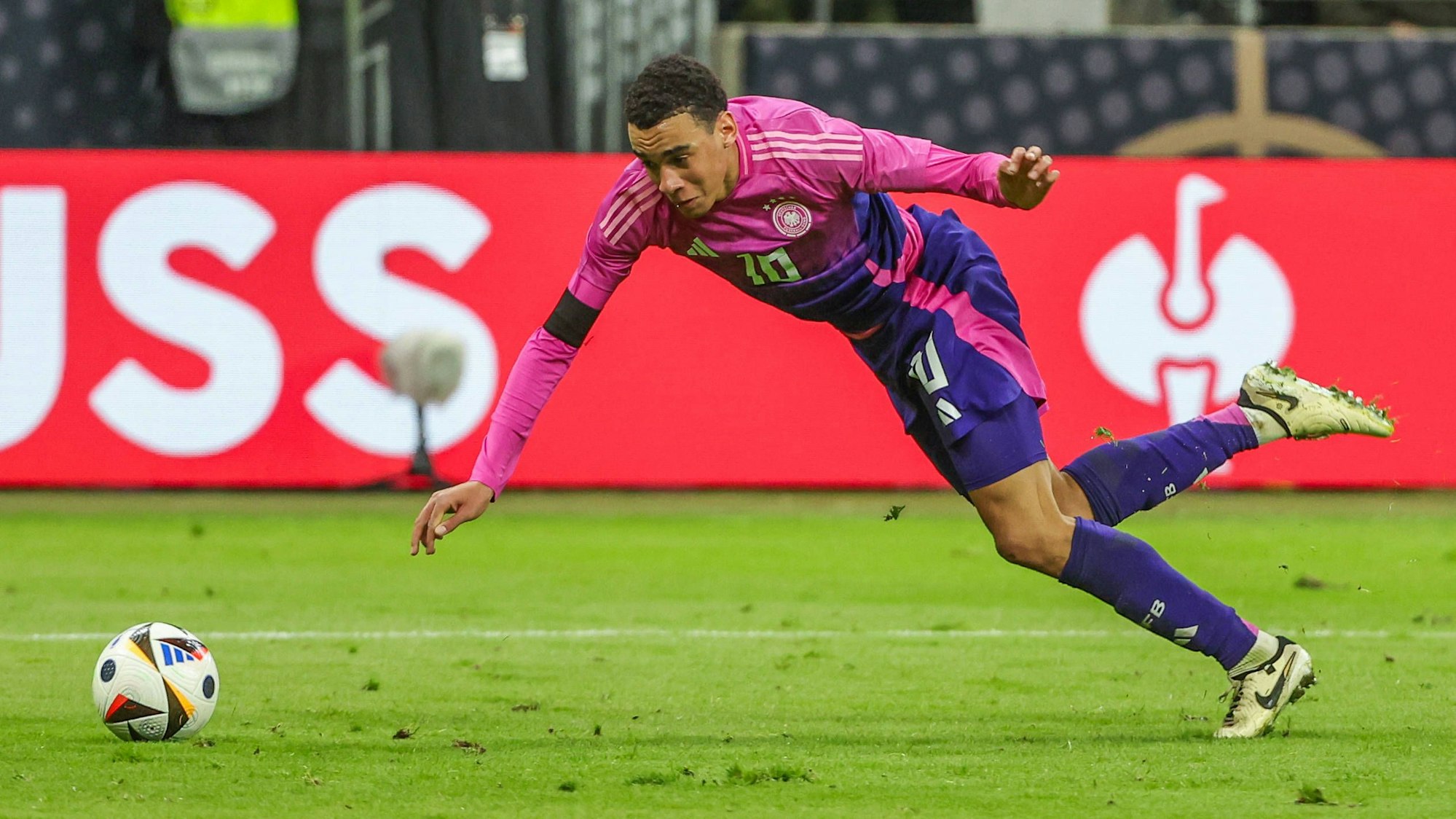 Jamal Musiala rutscht aus