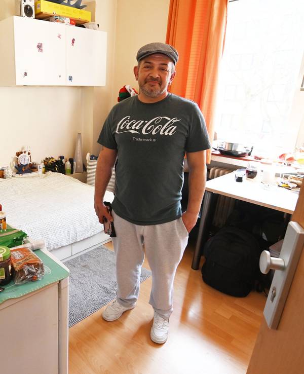 Der Bewohner Christian Semerao in der Notschlafstelle der Drogenhilfe in der Cranachstraße in Köln-Nippes.