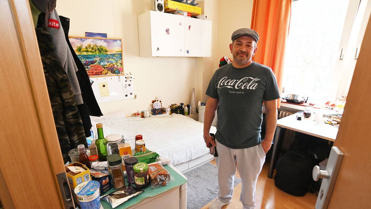 Der Bewohner Christian Semerao in der Notschlafstelle der Drogenhilfe in der Cranachstraße in Köln-Nippes.