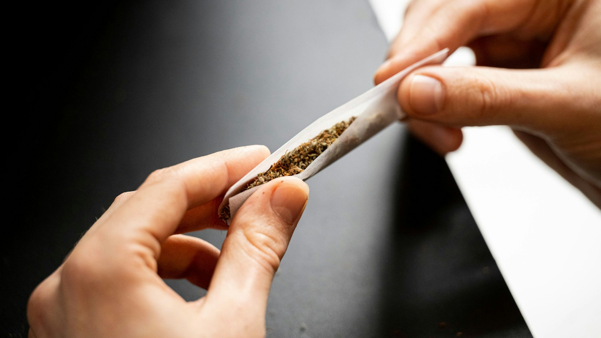 Eine Person dreht sich einen Joint.