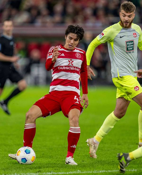 Ao Tanaka läuft mit dem Ball. Im Hintergrund: Kaiserslautern-Spieler.
