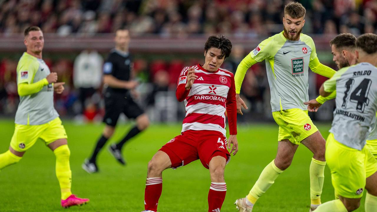 Ao Tanaka läuft mit dem Ball. Im Hintergrund: Kaiserslautern-Spieler.