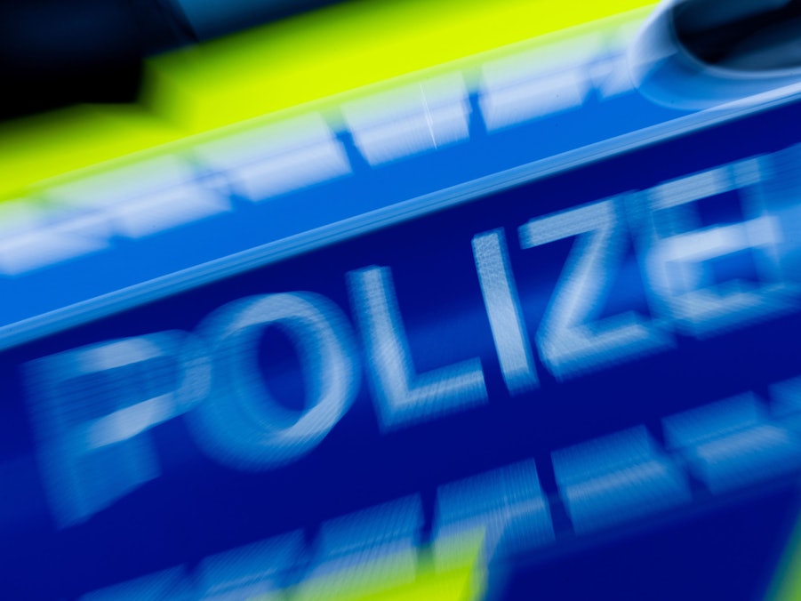 Ein Polizeiauto mit Blaulicht bei einer Verfolgungsjagd (Symbolfoto).