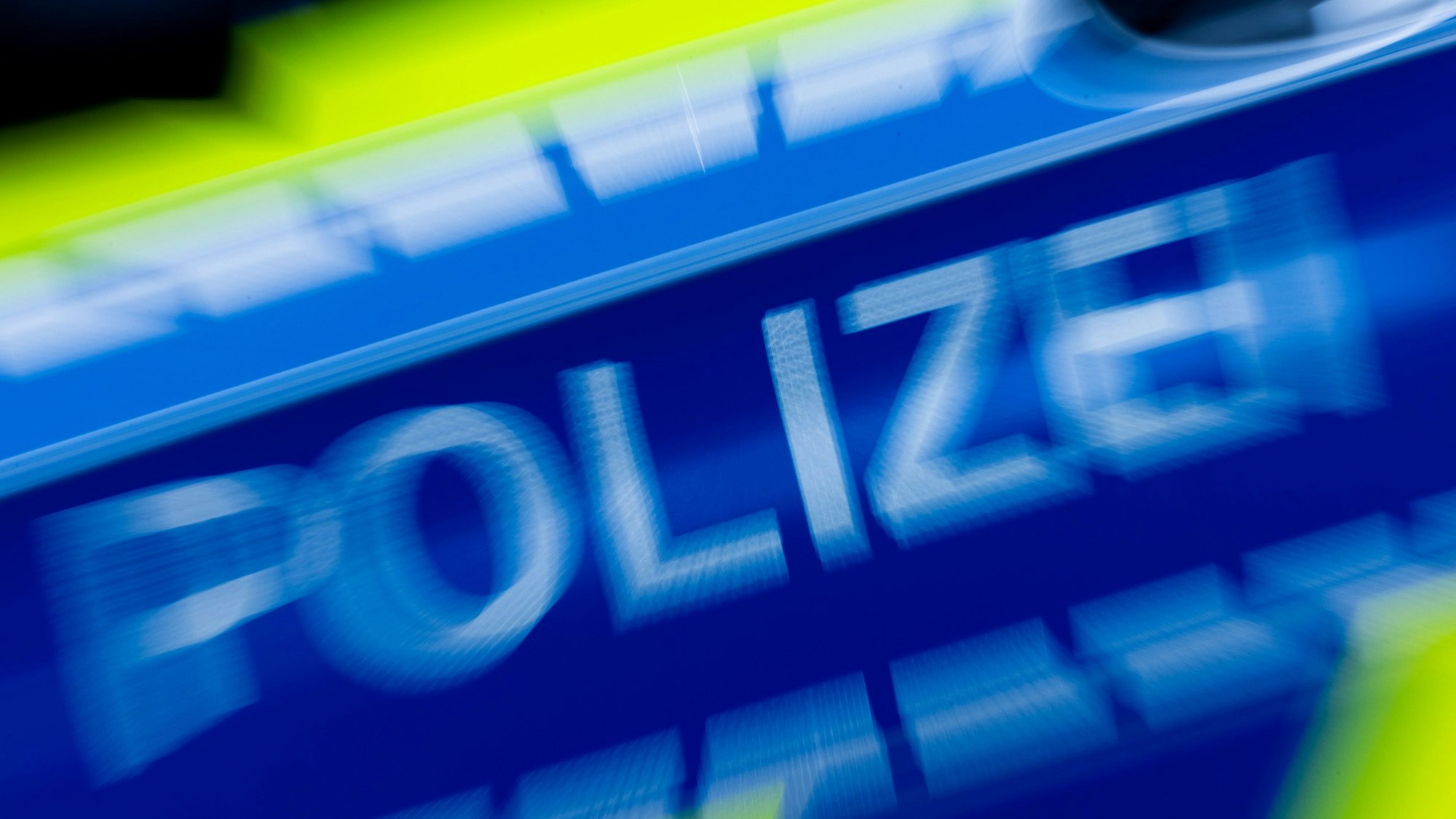Ein Polizeiauto mit Blaulicht bei einer Verfolgungsjagd (Symbolfoto).