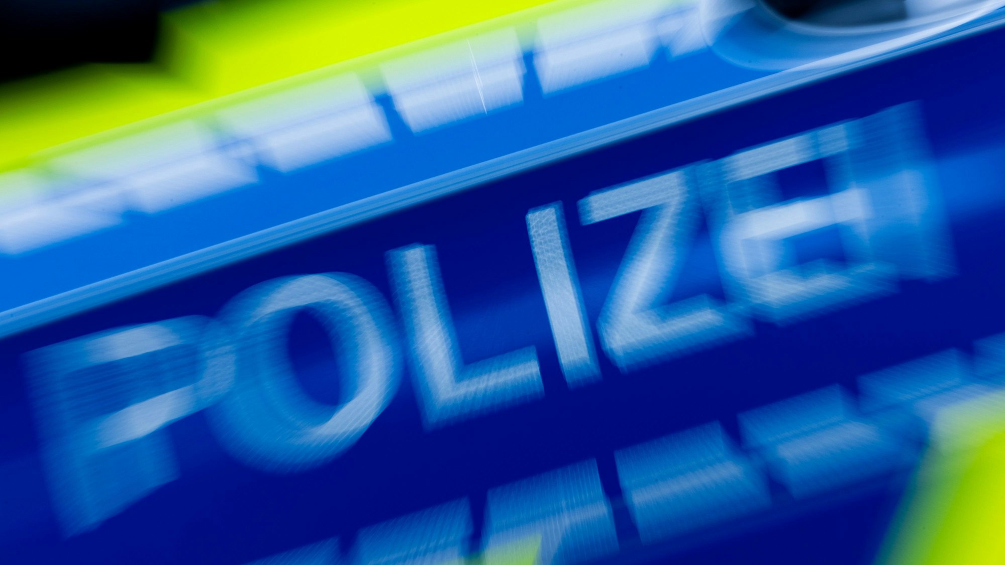 Ein Polizeiauto während einer Verfolgungsfahrt. (Symbolfoto)