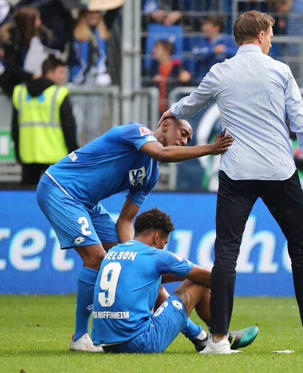 Julian Nagelsmann klatscht in seiner Zeit als Trainer der TSG Hoffenheim mit seinen damaligen Profis Joshua Brenet und Reiss Nelson ab.