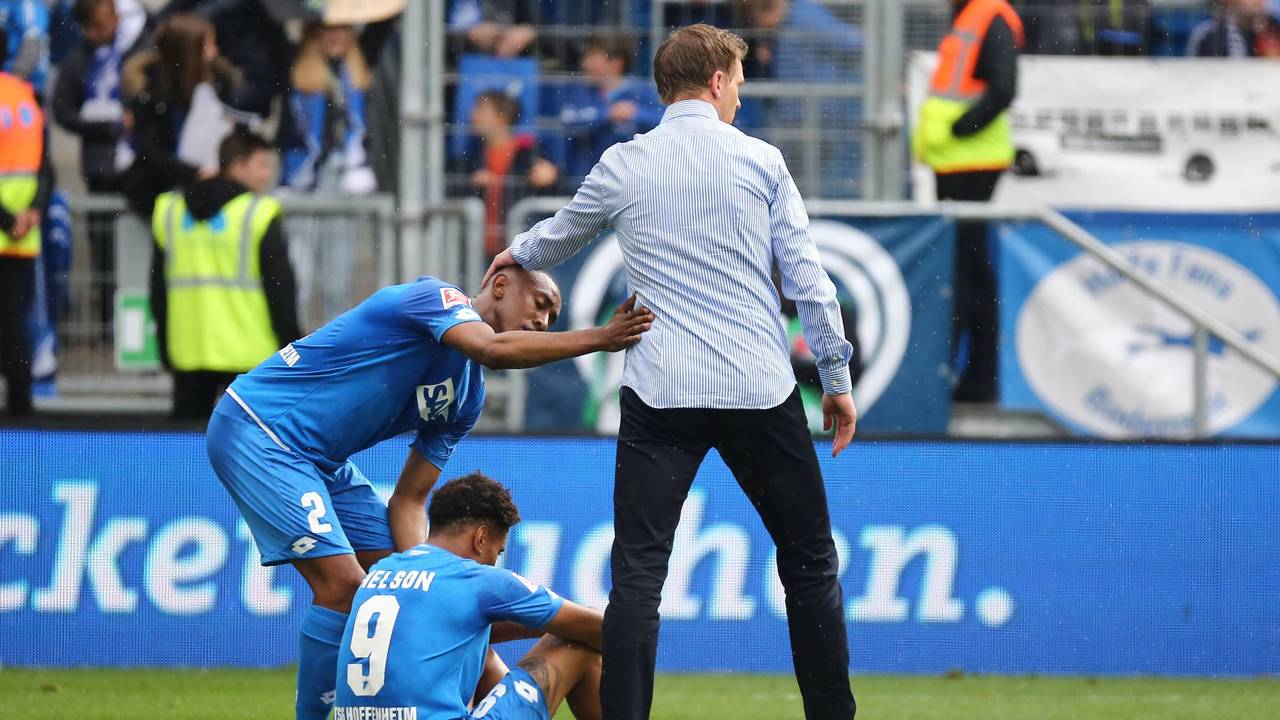 Julian Nagelsmann klatscht in seiner Zeit als Trainer der TSG Hoffenheim mit seinen damaligen Profis Joshua Brenet und Reiss Nelson ab.