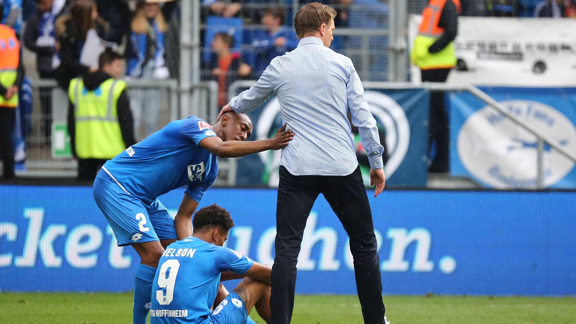 Julian Nagelsmann klatscht in seiner Zeit als Trainer der TSG Hoffenheim mit seinen damaligen Profis Joshua Brenet und Reiss Nelson ab.