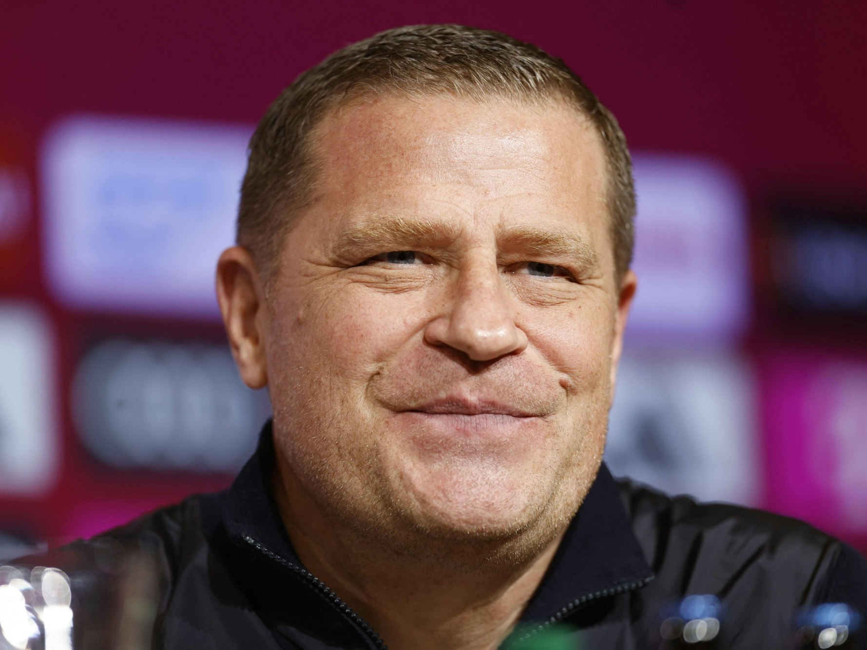 Bayerns Sport-Boss Max Eberl bei einer Pressekonferenz.