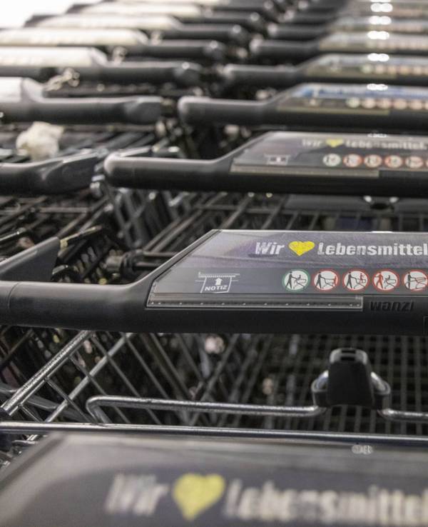 Einkaufswagen mit dem Schriftzug: „Wir lieben Lebensmittel“ stehen vor einer Filiale von Edeka, hier im Februar 2024 in Köln. (Symbolfoto)