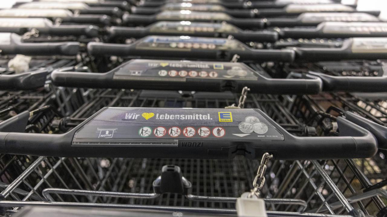Einkaufswagen mit dem Schriftzug: „Wir lieben Lebensmittel“ stehen vor einer Filiale von Edeka, hier im Februar 2024 in Köln. (Symbolfoto)