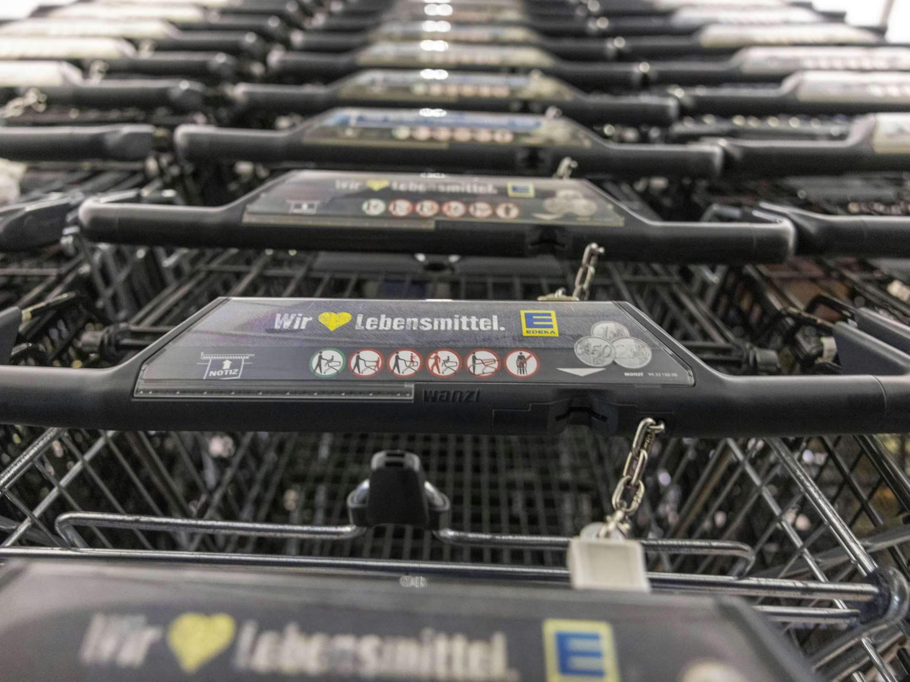 Einkaufswagen mit dem Schriftzug: „Wir lieben Lebensmittel“ stehen vor einer Filiale von Edeka, hier im Februar 2024 in Köln. (Symbolfoto)