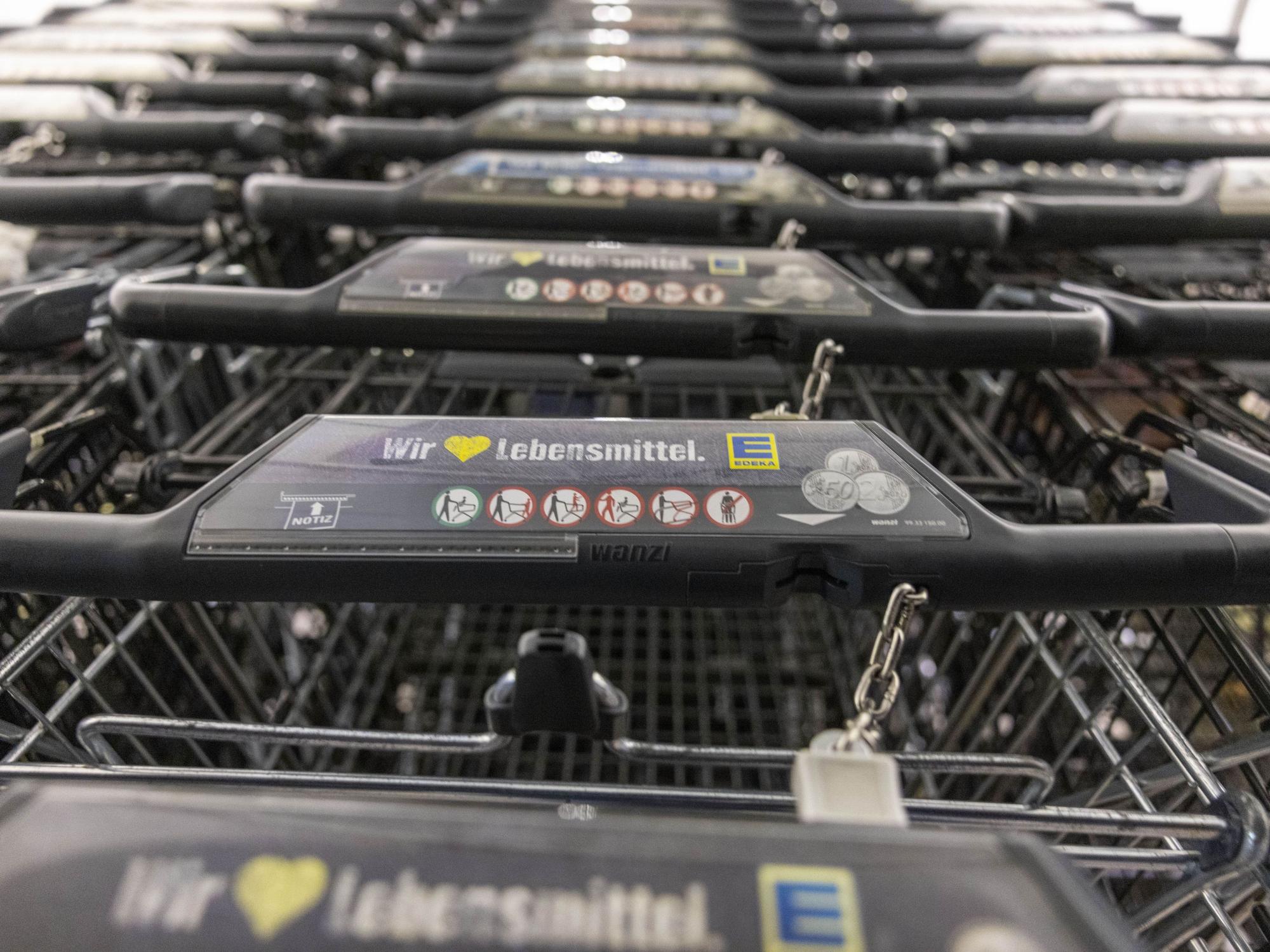Einkaufswagen mit dem Schriftzug: „Wir lieben Lebensmittel“ stehen vor einer Filiale von Edeka, hier im Februar 2024 in Köln. (Symbolfoto)
