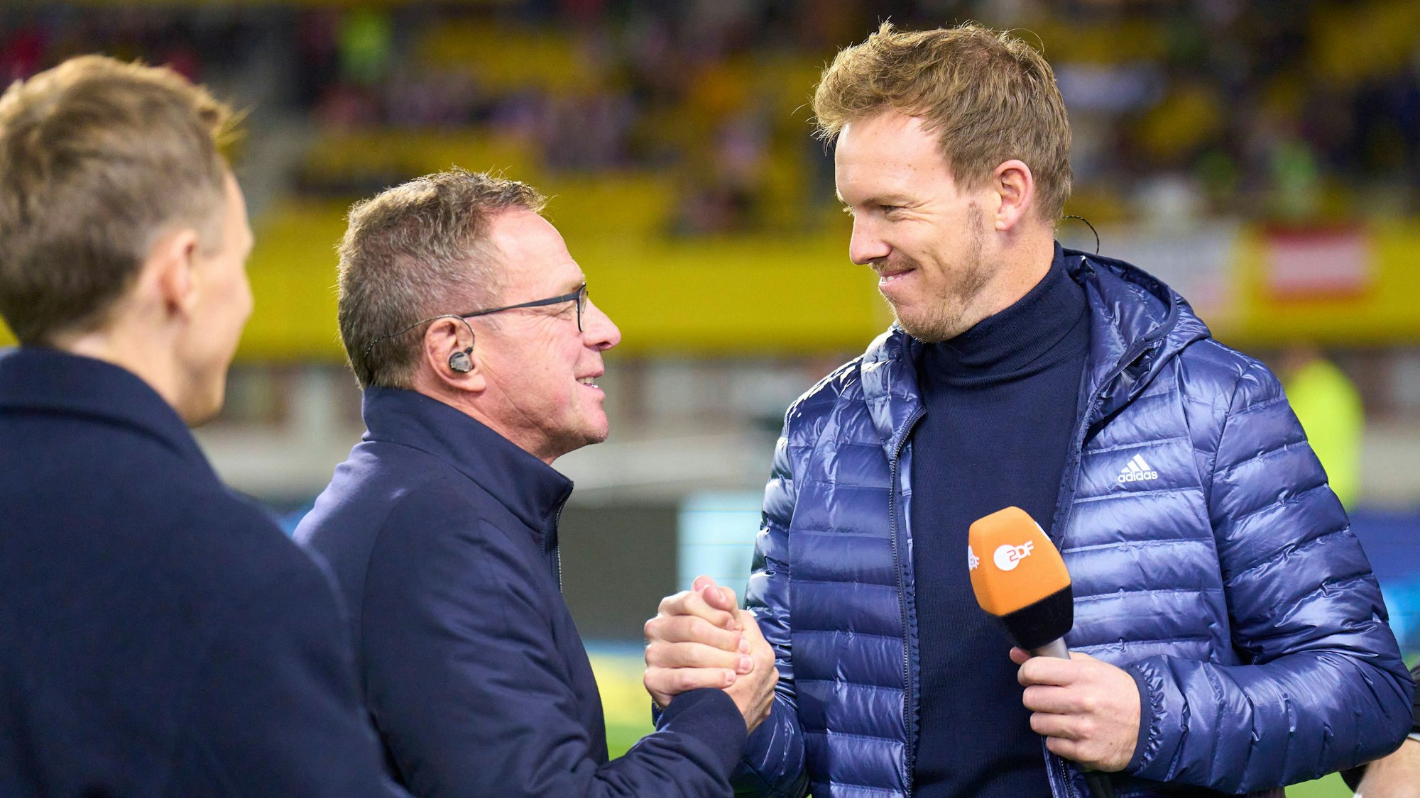 Die beiden Nationaltrainer Ralf Rangnick und Julian Nagelsmann vor dem Länderspiel zwischen Österreich und Deutschland beim Handshake.