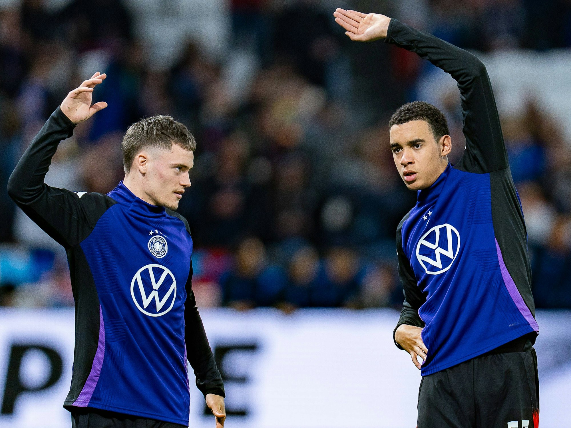 Florian Wirtz während des Aufwärmens mit seinem Nationalmannschaftskollegen Jamal Musiala.