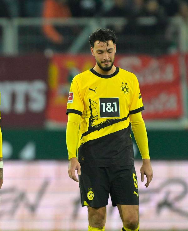 Ramy Bensebaini bespricht sich mit seinem BVB-Teamkollegen Donyell Malen.