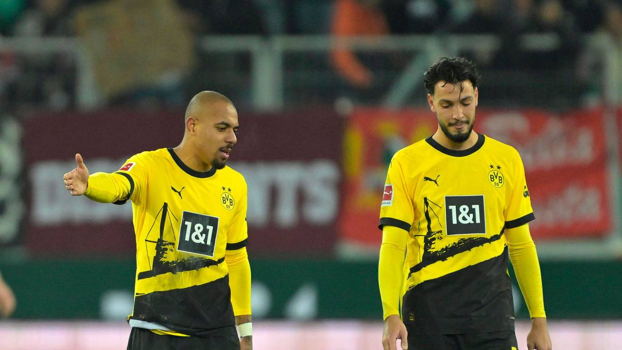 Ramy Bensebaini bespricht sich mit seinem BVB-Teamkollegen Donyell Malen.