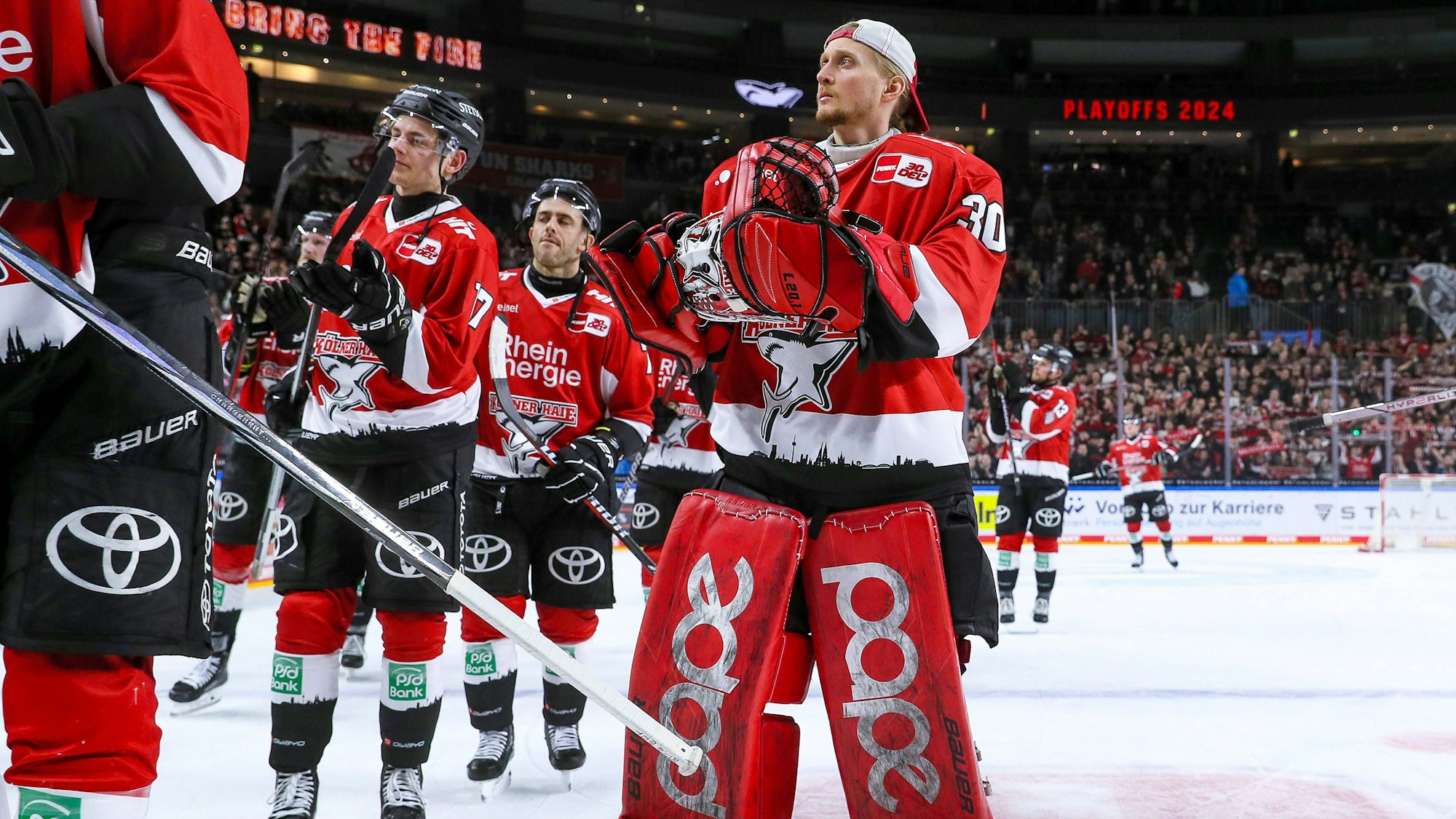 Die Spieler der Kölner Haie schlürfen nach dem Saison-Aus in der DEL enttäuscht vom Eis.