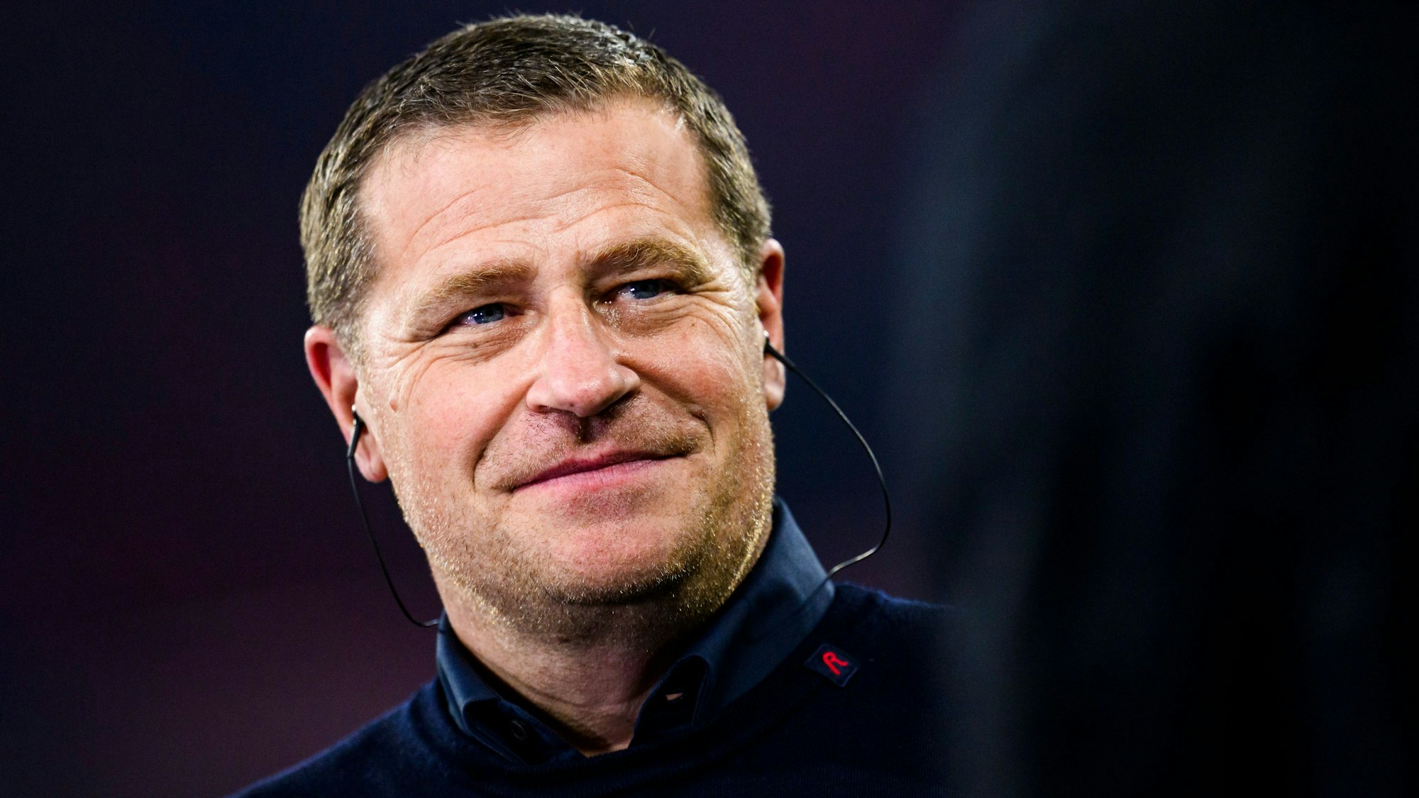 Münchens Sportvorstand Max Eberl steht vor dem Spiel im Stadion.