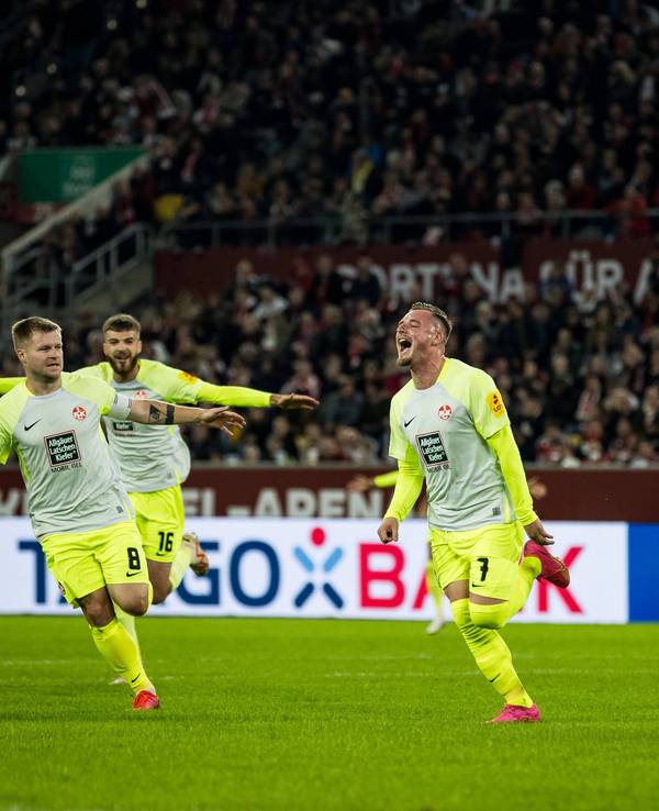 Der Kaiserslautern-Profi Marlon Ritter jubelt mit seinen Teamkollegen über sein Tor zum 3:0 im Auswärtsspiel bei Fortuna Düsseldorf.