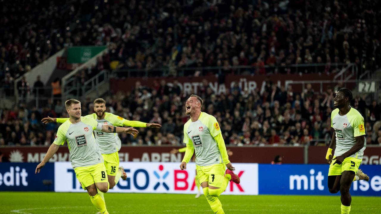 Der Kaiserslautern-Profi Marlon Ritter jubelt mit seinen Teamkollegen über sein Tor zum 3:0 im Auswärtsspiel bei Fortuna Düsseldorf.