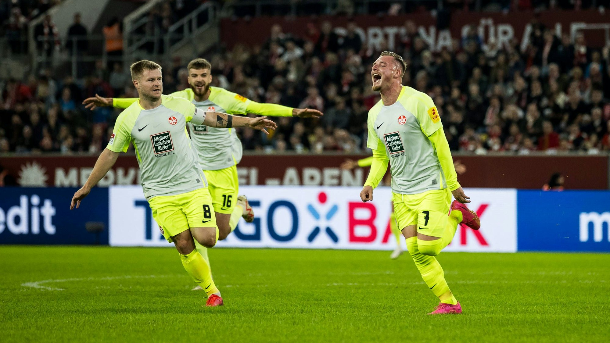 Der Kaiserslautern-Profi Marlon Ritter jubelt mit seinen Teamkollegen über sein Tor zum 3:0 im Auswärtsspiel bei Fortuna Düsseldorf.