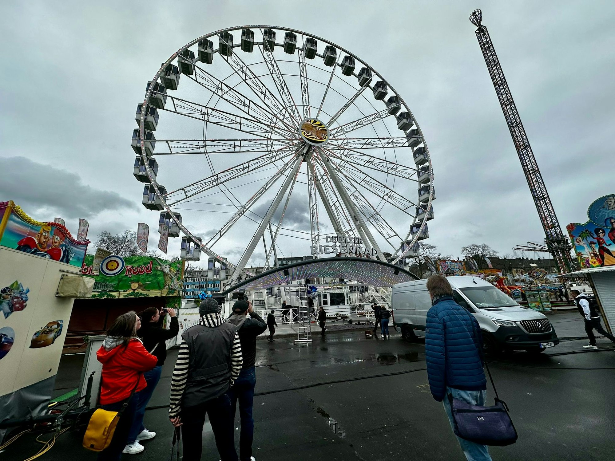 Ein Blick auf das neue Riesenrad der Deutzer Kirmes.
