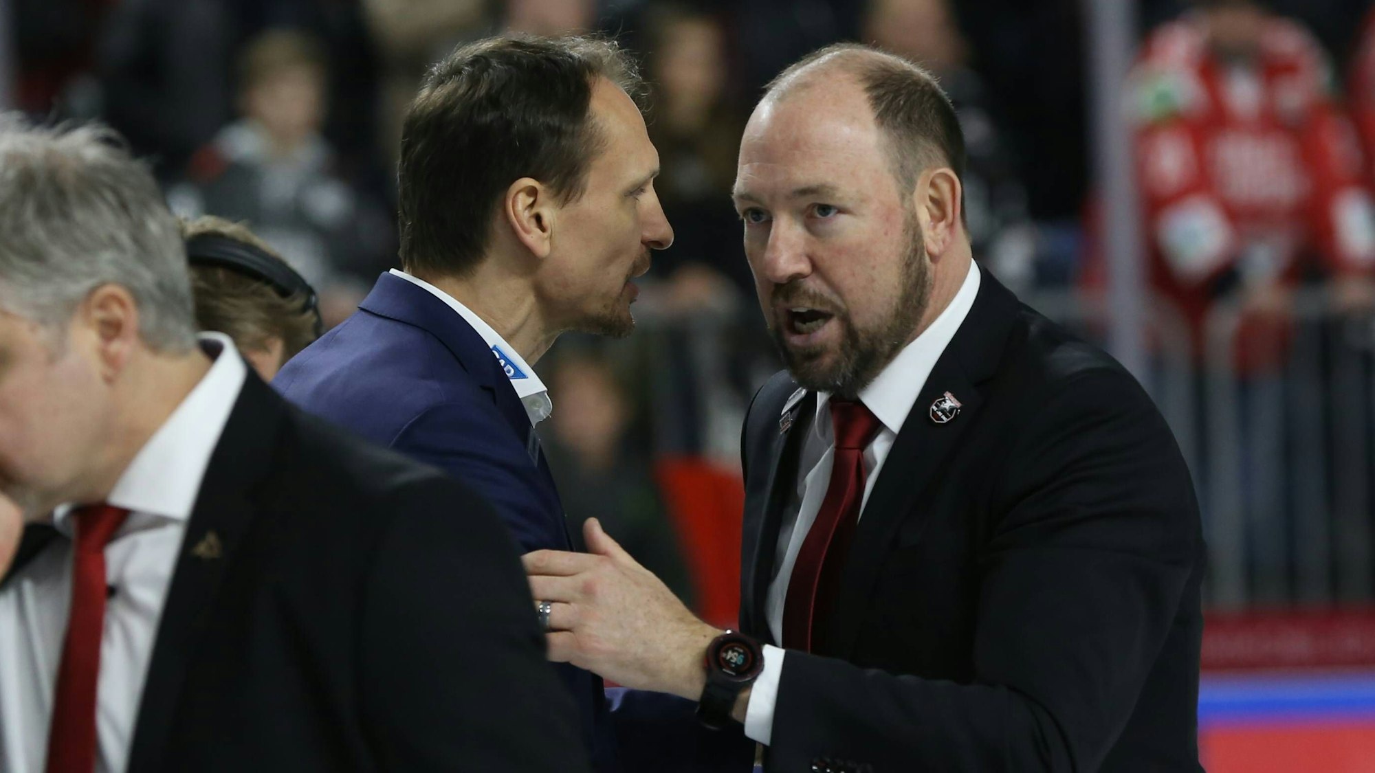 Pavel Gross und Dan Lacroix beim Austausch rund ums DEL-Spiel der Kölner Haie gegen Adler Mannheim.