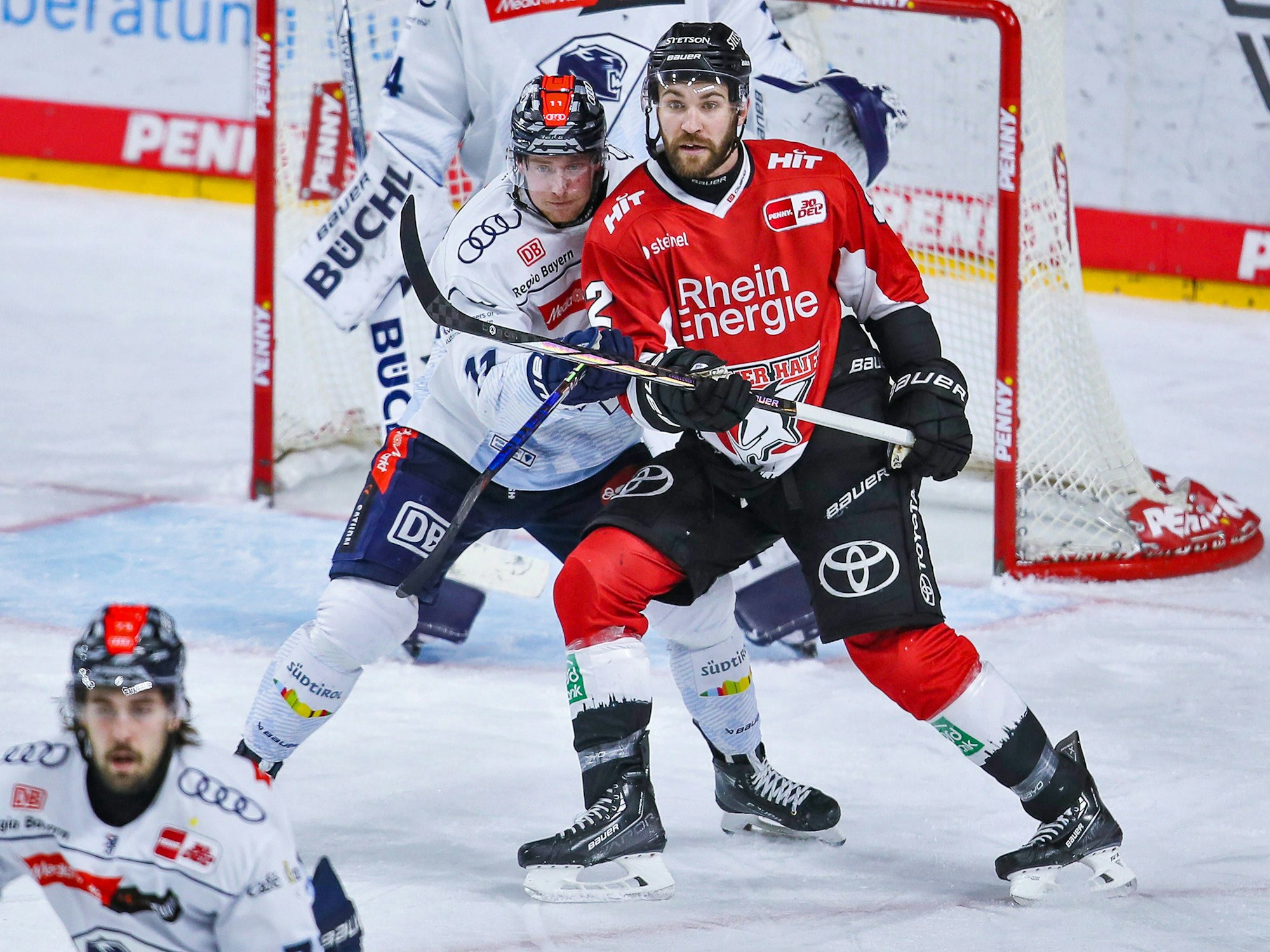 Patrik Virta (l.) im Zweikampf mit Haie-Profi Alexander Grenier.