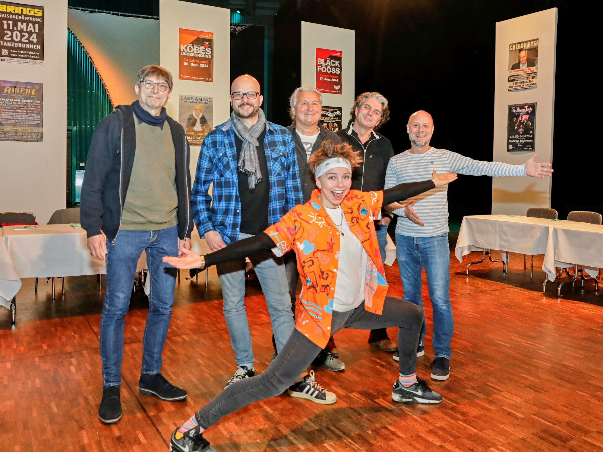 Künstler stehen nebeneiner in einem Raum.