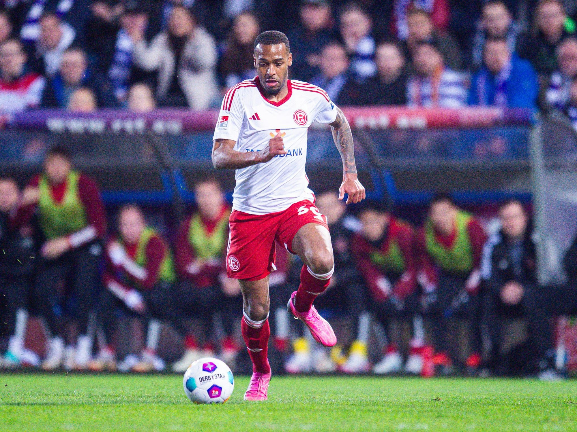 Marlon Mustapha spielt den Ball.