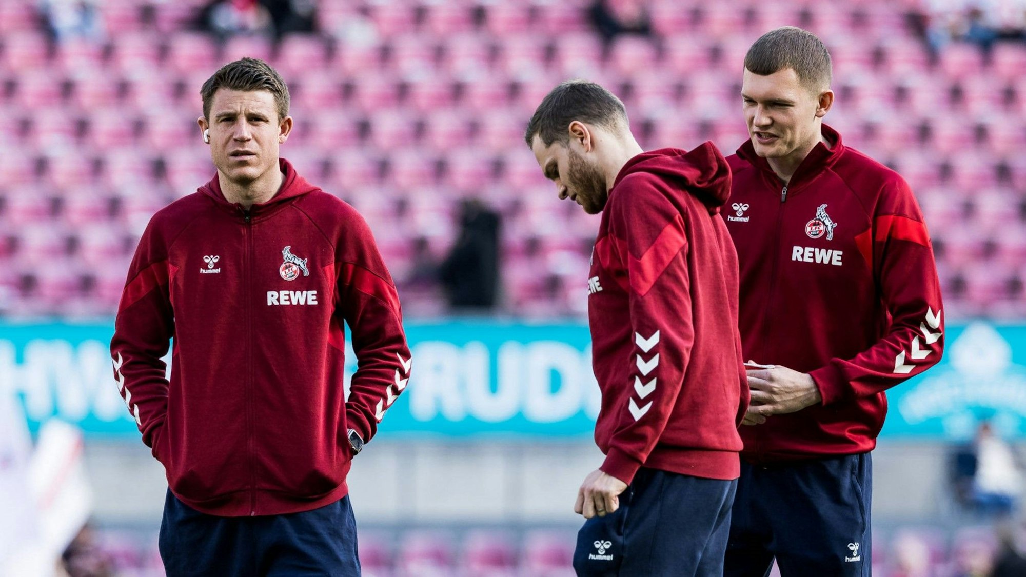 Dominique Heintz, Benno Schmitz und Luca Kilian bei der Platzbegehung vor dem FC-Heimspiel gegen Bayer Leverkusen.