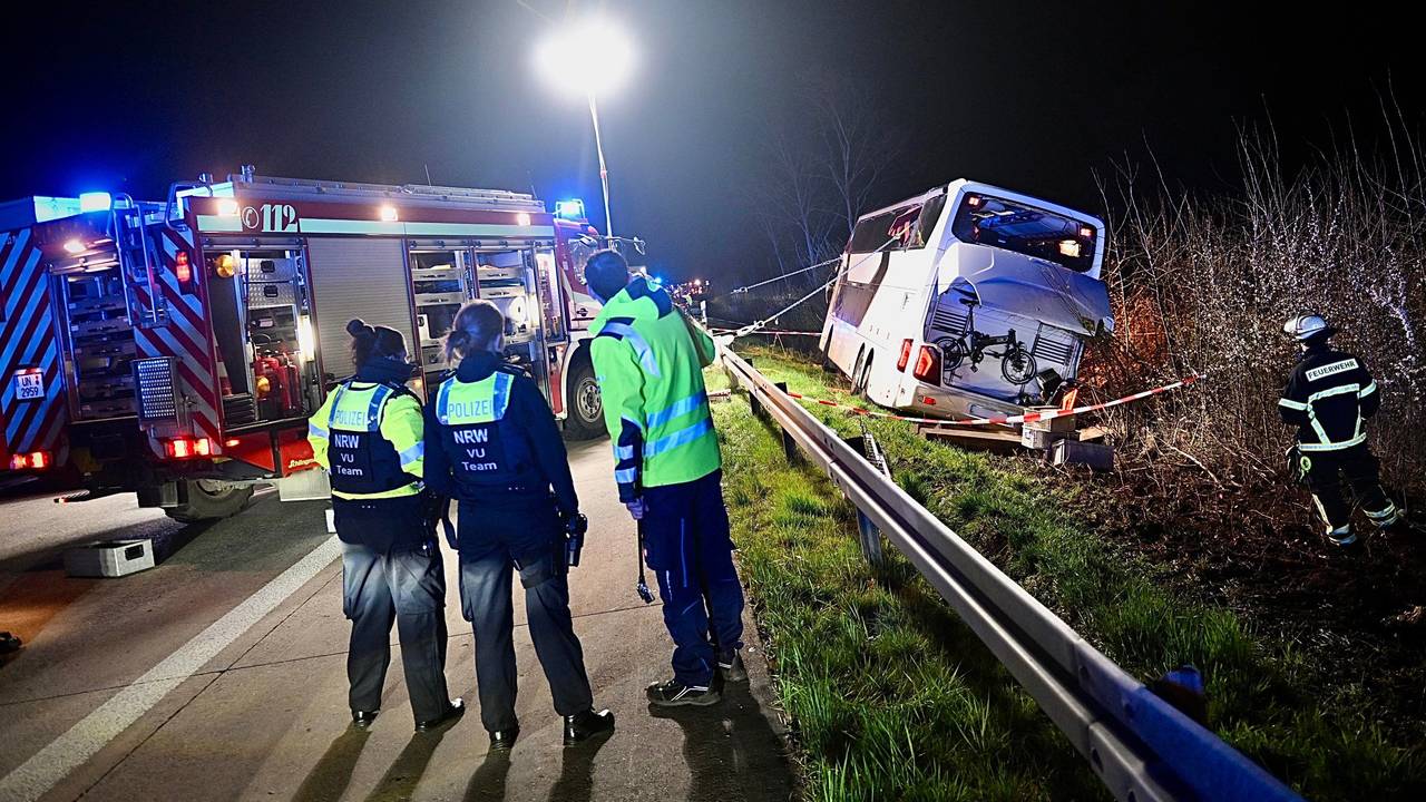 Einsatzkräfte der Feuerwehr und Polizei arbeiten am frühen Morgen des 29. März 2024 an einer Unfallstelle auf der Autobahn 44 bei Werl an einem verunfallten Bus.