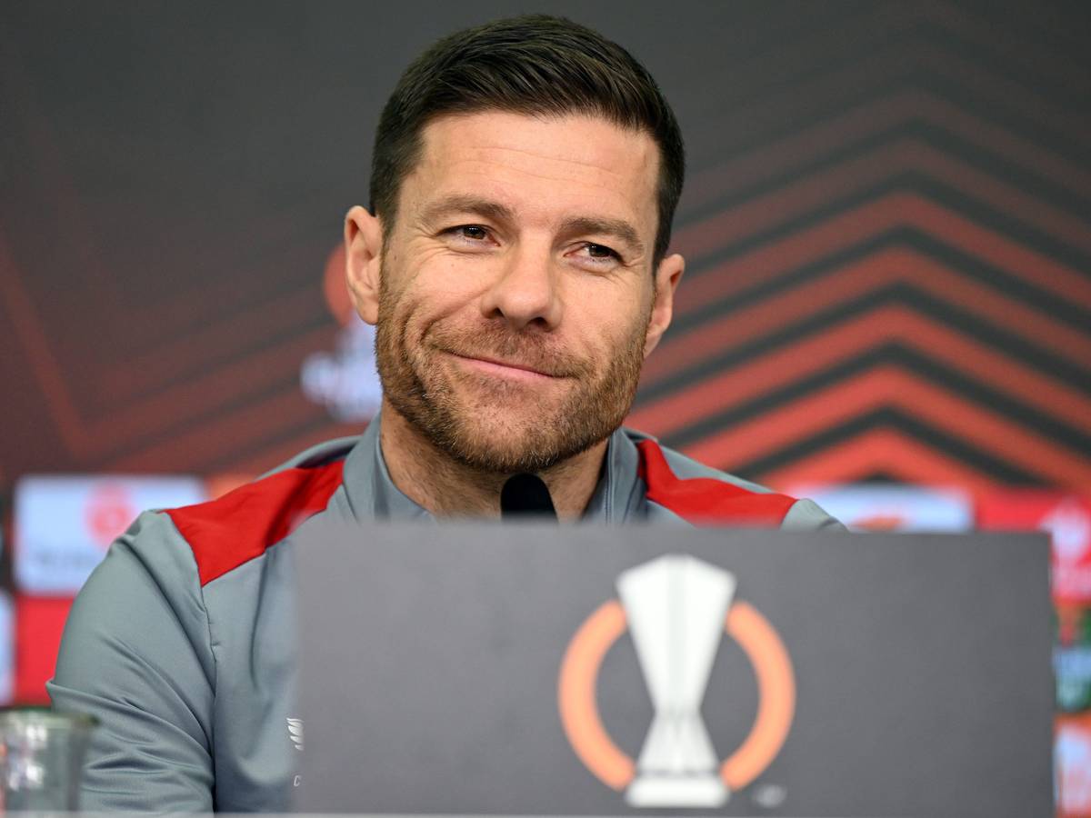 Trainer Xabi Alonso von Bayer Leverkusen beantwortet die Fragen von Journalisten.