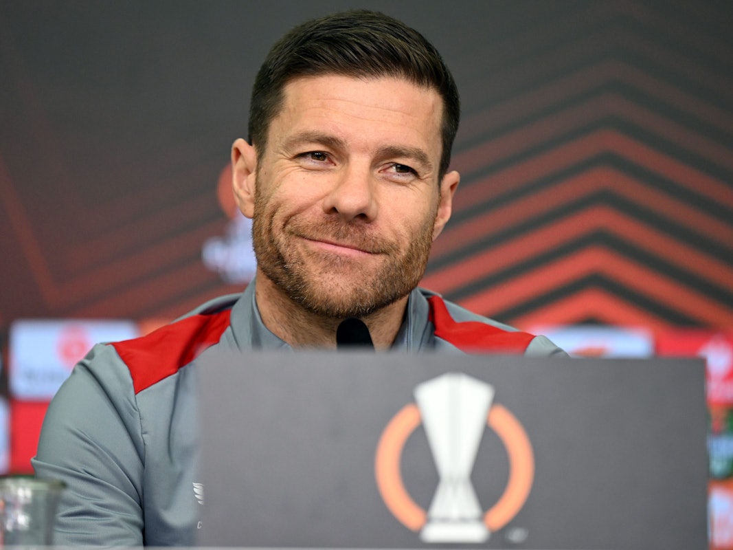 Trainer Xabi Alonso von Bayer Leverkusen beantwortet die Fragen von Journalisten.