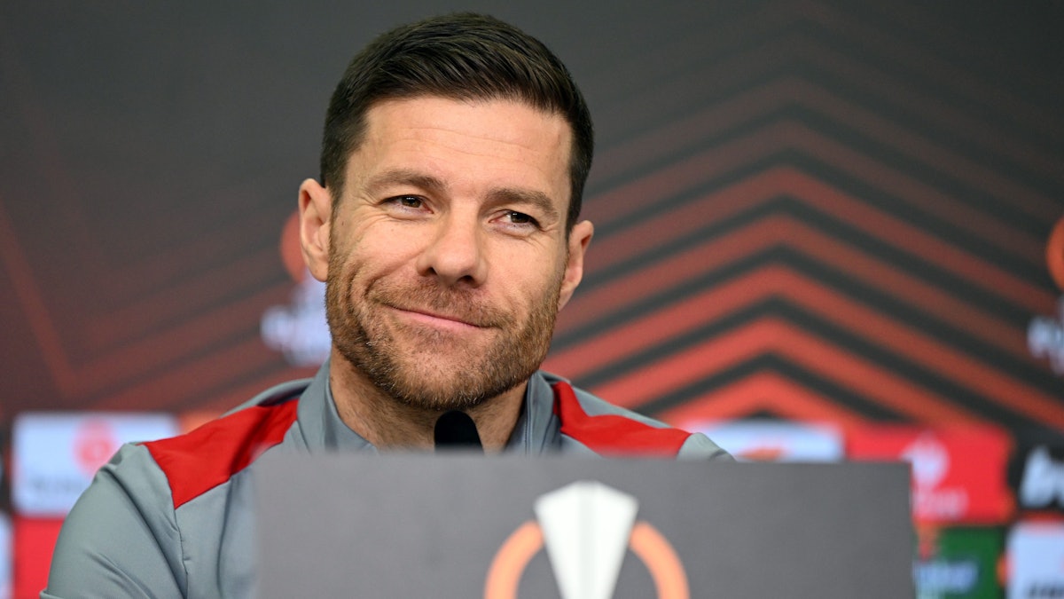 Trainer Xabi Alonso von Bayer Leverkusen beantwortet die Fragen von Journalisten.