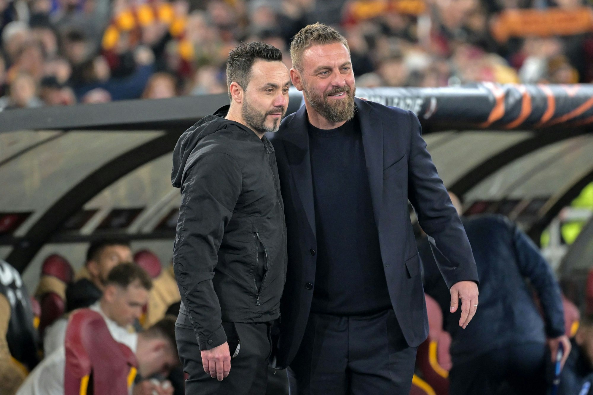 Brighton-Trainer Roberto De Zerbi (l.) mit seinem Landsmann und Roma-Coach Daniele De Rossi.