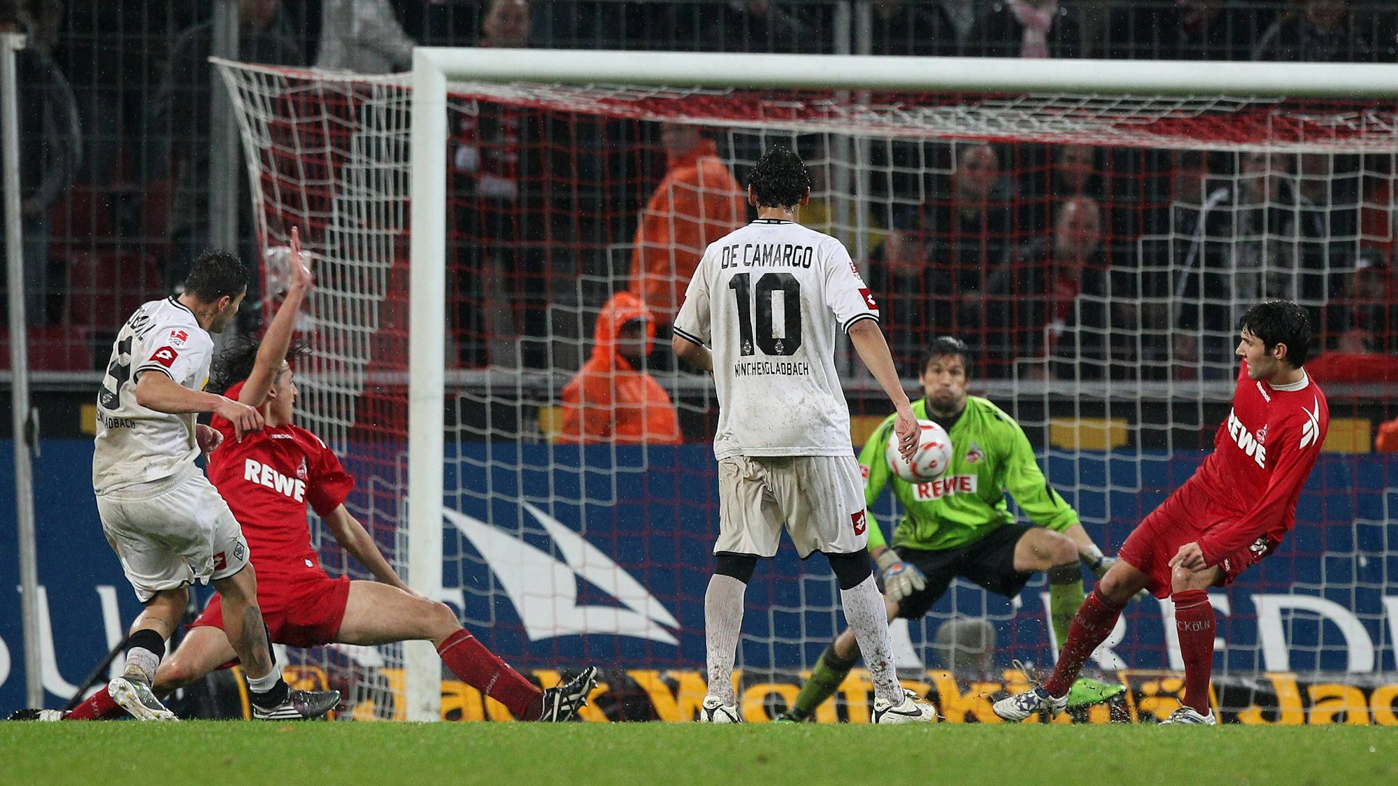 Raul Bobadilla erzielt ein Tor gegen den 1. FC Köln.