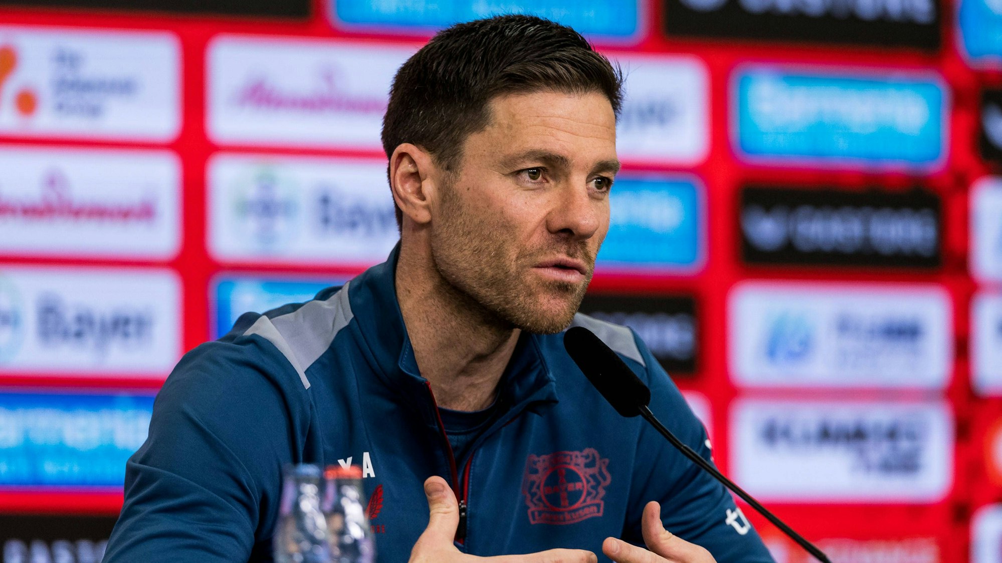 Xabi Alonso spricht auf einer Pressekonferenz von Bayer Leverkusen.