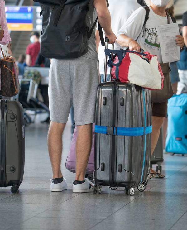 Passagiere warten in einem Terminal auf das Einchecken.