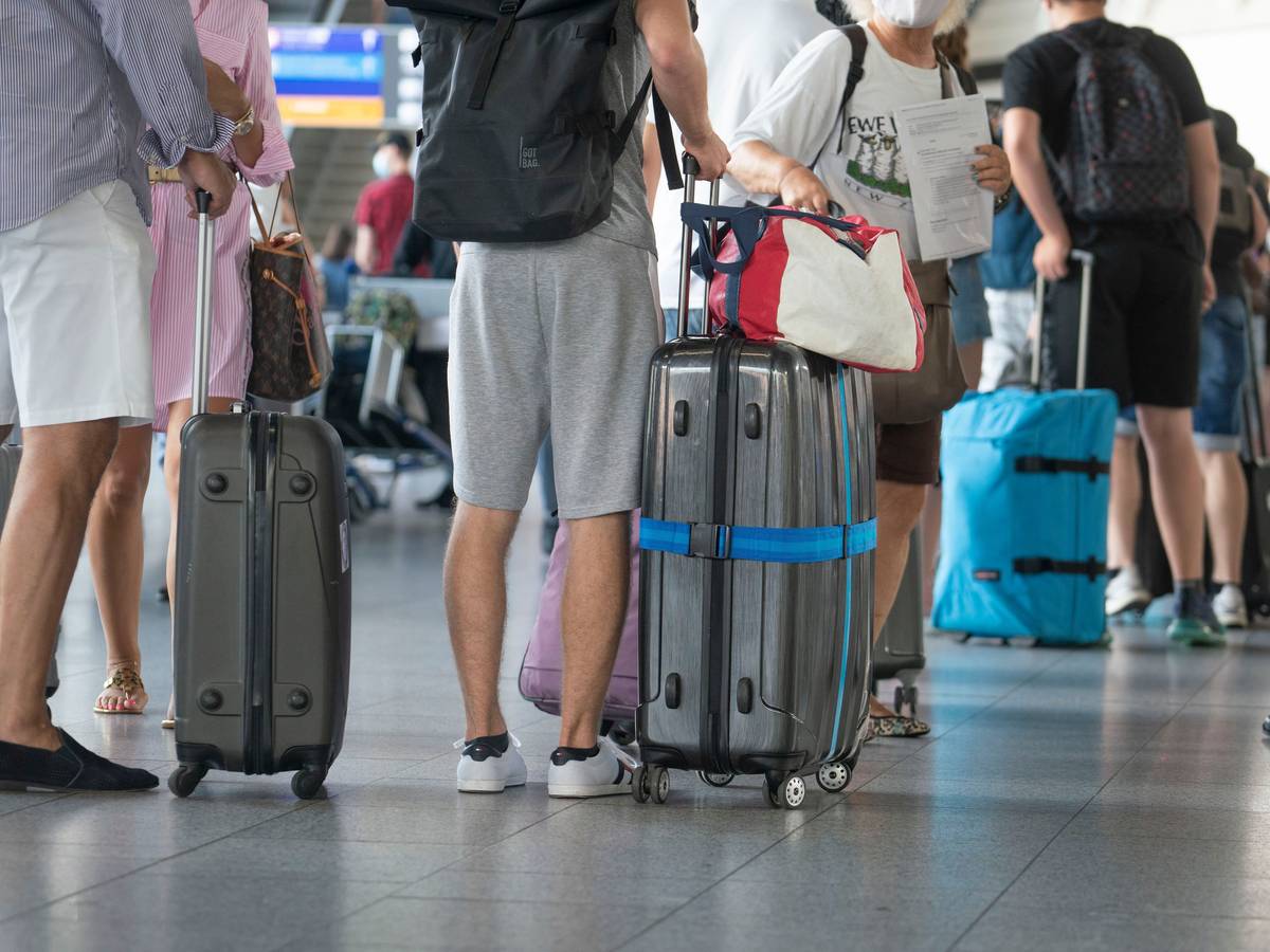 Passagiere warten in einem Terminal des Frankfurter Flughafens auf das Einchecken.