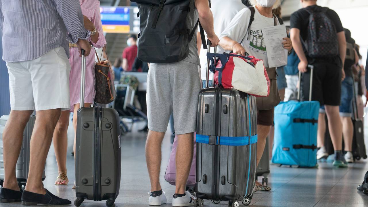 Passagiere warten in einem Terminal auf das Einchecken.