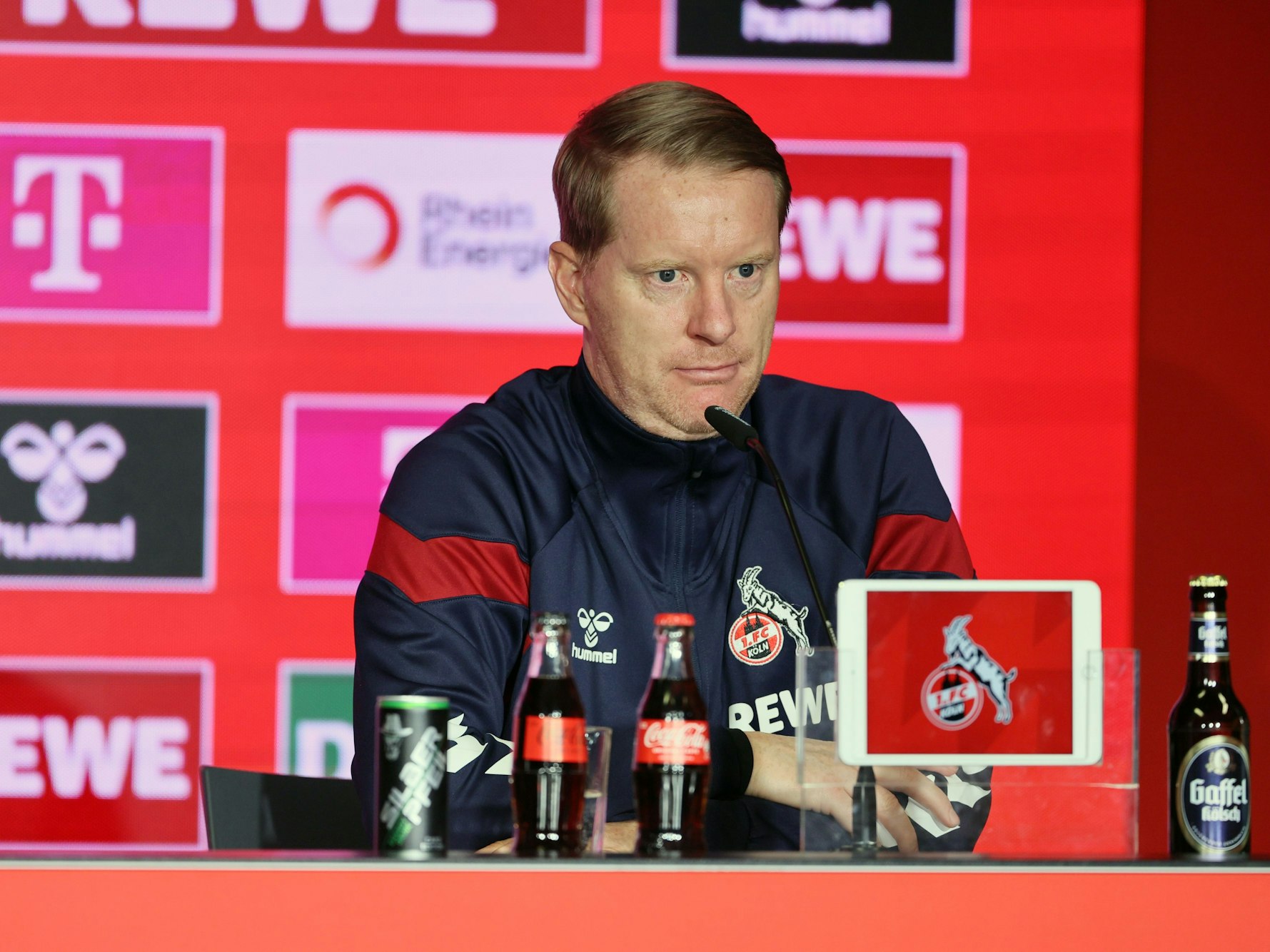 FC-Trainer Timo Schultz auf einer Pressekonferenz.