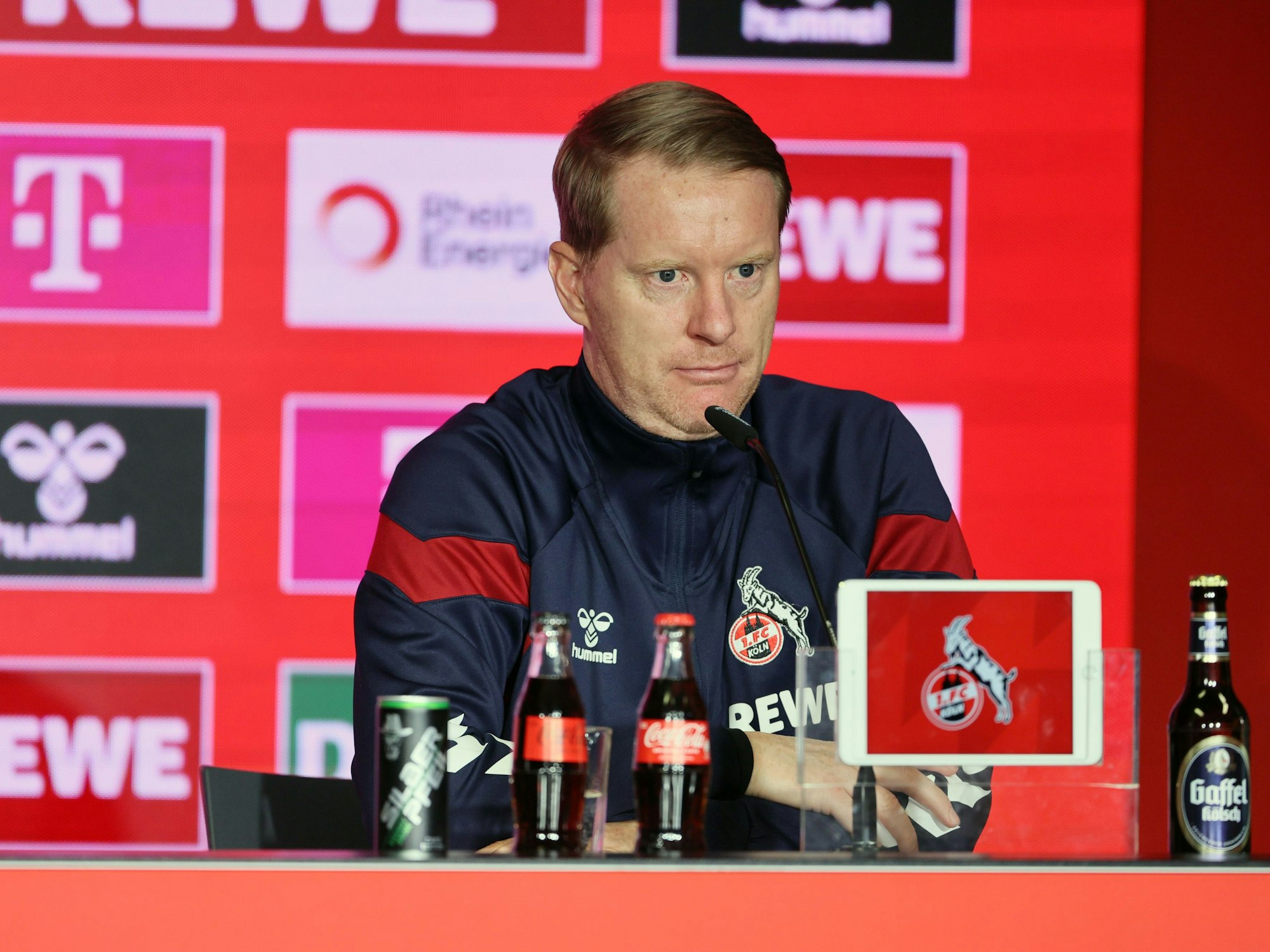 FC-Trainer Timo Schultz auf einer Pressekonferenz.