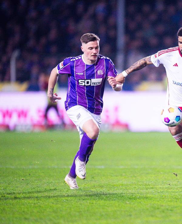 Erik Engelhardt und Jamil Siebert kämpfen um den Ball.