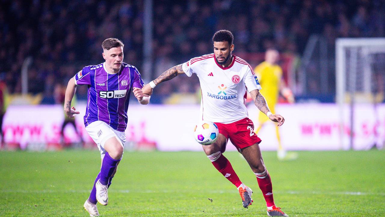 Erik Engelhardt und Jamil Siebert kämpfen um den Ball.